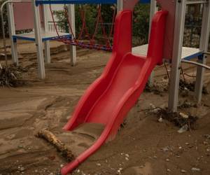 <i>Esta foto muestra un columpio en un parque infantil cubierto de barro después de que la tormenta Elías azotara la región, en Agria, Grecia central, el 28 de septiembre de 2023. Cientos de personas fueron rescatadas de las inundaciones en Grecia durante la noche y la madrugada del 28 de septiembre de 2023. FOTO ANGELOS TZORTZINIS / AFP</i>