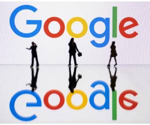 <i>Esta fotografía ilustrativa tomada el 30 de octubre de 2023 en Mulhouse, al este de Francia, muestra figuras junto a una pantalla que muestra el logotipo de Google, una empresa tecnológica multinacional estadounidense. FOTO SEBASTIEN BOZÓN / AFP</i>