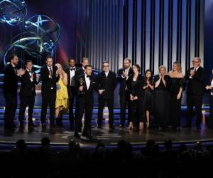 <i>Ben Winston y David Furnish aceptan el premio Especial de Variedad Sobresaliente (en vivo) por “Elton John Live: Farewell from Dodger Stadium” en el escenario durante la 75a edición de los Premios Primetime Emmy en el Peacock Theatre el 15 de enero de 2024 en Los Ángeles, California. FOTO Kevin Winter/Getty Images/AFPKEVIN WINTER / GETTY IMAGES NORTEAMÉRICA / Getty Images vía AFP</i>