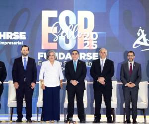 <i>El presidente de Fundahrse, Mario Faraj, junto a líderes del sector empresarial durante la XIX edición del Sello de Empresa Socialmente Responsable. Foto: Yoseph Amaya.</i>