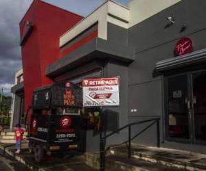 Una cadena de restaurantes cierra temporalmente su servicio dentro del restaurante y opera solo con entrega a domicilio, como medida preventiva contra la propagación del nuevo coronavirus, COVID-19, en Managua el 2 de junio de 2020. (Foto por INTI OCON / AFP)