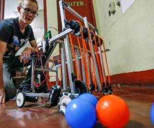 El voluntario alemán Finn Hermeling ayuda en el diseño del robot 'DIMON' . AFP PHOTO / INTI OCON