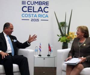 Presidente Luis G. Solís (Costa Rica) y Michelle Bachelet (Chile). (Foto: AFP)