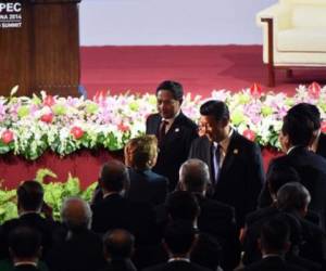 Michele Bachelet (centro I, de espaldas a la cámara) es saludada por el presidente chino Xi Jinping. (Foto: AFP)