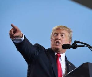 US President Donald Trump speaks on tax reform inside a hangar at the Harrisburg International Airport on October 11, 2017 in Middletown, Pennsylvania. / AFP PHOTO / MANDEL NGAN (Photo credit should read MANDEL NGAN/AFP/Getty Images)