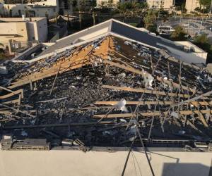 <i>Esta vista aérea muestra una casa alcanzada por un cohete disparado desde la Franja de Gaza, en Ashkelon, el 13 de octubre de 2023. Miles de personas, tanto israelíes como palestinas, han muerto desde el 7 de octubre de 2023, después de que militantes palestinos de Hamás entraran en Israel en un ataque sorpresa. lo que llevó a Israel a declarar la guerra a Hamás en la Franja de Gaza el 8 de octubre. Jack GUEZ / AFP</i>