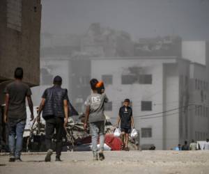 <i>Humo se eleva tras un ataque aéreo israelí cerca del hospital Al Shifa durante una operación militar israelí en la ciudad de Gaza, Franja de Gaza, 02 de octubre de 2025. EFE/MOHAMMED SABER</i>
