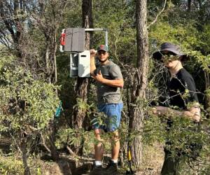 Joven panameño entre líderes de proyecto de conservación de elefantes en Namibia, al Sur de África