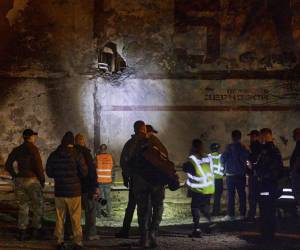 <i>El presidente ucraniano, Volodímir Zelenski, condenó este jueves el ataque masivo ruso con drones de la pasada noche contra Ucrania, que se cobró la vida de cinco civiles en el norte del país, e insistió en la necesidad de un salto cualitativo en las sanciones de EE.UU. y de Europa contra Rusia para forzar al Kremlin a bajar las armas. EFE/EPA/SERGEY KOZLOV</i>