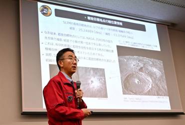 <i>Shinichiro Sakai, director del proyecto SLIM de JAXA, explica los resultados de la misión del módulo de aterrizaje inteligente para investigar la Luna (SLIM) durante una conferencia de prensa en Tokio el 25 de enero de 2024. FOTO Kazuhiro NOGI/AFP</i>