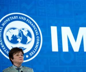 (ARCHIVOS) La directora gerente del Fondo Monetario Internacional (FMI), Kristalina Georgieva, habla con la prensa en la sede del FMI durante las reuniones de primavera del Grupo del Banco Mundial y del FMI en Washington, DC, el 14 de abril de 2023. FOTO STEFANI REYNOLDS / AFP