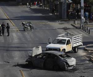 Fotografía que muestra un bloqueo con vehículos incendiados este domingo, en una vía de Guadalajara (México). EFE/ Francisco Guasco
