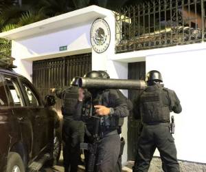 <i>Las fuerzas especiales de la policía ecuatoriana intentan irrumpir en la embajada de México en Quito para arrestar al exvicepresidente de Ecuador, Jorge Glas, el 5 de abril de 2024. FOTO ALBERTO SUÁREZ / AFP</i>