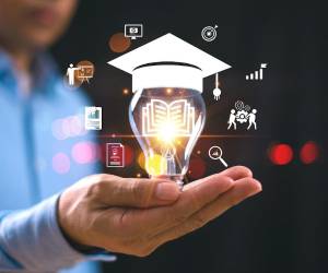 “No basta con enseñar a los estudiantes a pensar críticamente en abstracto: debemos desarrollar su comprensión de temas específicos”, afirma Argüello. Foto apertura: Shutterstock