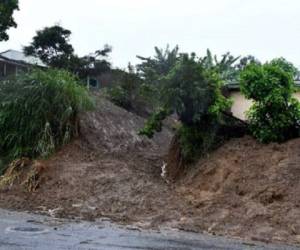Las inclemencias provocaron escenas dantescas en Costa Rica de árboles arrancados de raíz, puentes colapsados, carreteras convertidas en ríos y casas inundadas.