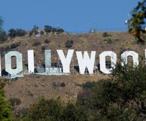 <i>El icónico letrero de Hollywood con vista a Tinseltown está recibiendo su mayor renovación en 35 años. FOTO AFP / JOE KLAMAR</i>