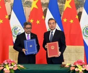 En agosto el canciller salvadoreño, Carlos Castaneda y su homólogo de la República Popular China, Wang Yi, firmaron el establecimiento de relaciones diplomáticas entre ambas naciones.