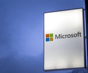 <i>Esta fotografía tomada el 19 de enero de 2024 muestra un cartel de la corporación estadounidense Microsoft exhibido durante la reunión anual del Foro Económico Mundial (FEM) en Davos. FOTO Fabrice COFFRINI / AFP</i>