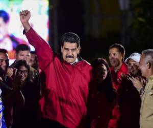 Venezuelan president Nicolas Maduro celebrates the results of 'Constituent Assembly', in Caracas, on July 31, 2017.Deadly violence erupted around the controversial vote, with a candidate to the all-powerful body being elected shot dead and troops firing weapons to clear protesters in Caracas and elsewhere. / AFP PHOTO / RONALDO SCHEMIDT