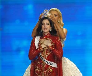 <i>Miss México, Fátima Bosch, reacciona al ser coronada Miss Universo 2025 durante la 74.ª edición del certamen, celebrada en el Impact Challenger Hall de la provincia de Nonthaburi, en las afueras de Bangkok, Tailandia, el 21 de noviembre de 2025. Mujeres de 122 naciones participaron en la 74.ª edición del concurso de belleza por la corona de Miss Universo 2025. (Tailandia) EFE/EPA/RUNGROJ YONGRIT</i>