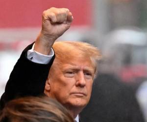 <i>El expresidente estadounidense Donald Trump parte para su juicio por difamación por agresión sexual en Nueva York el 25 de enero de 2024. FOTO ANGÉLA WEISS / AFP</i>