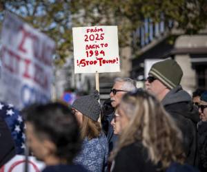 <i>People take part in a demonstration in support of American democracy with the slogan 'No Kings / No Dictators' at Stortorget Square in Malmo, Sweden, 18 October 2025. (Protestas, Suecia) EFE/EPA/Johan Nilsson / TT SWEDEN OUT SWEDEN OUT</i>