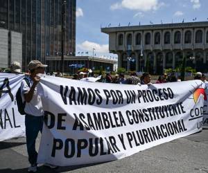 <i>Miembros del Comité de Desarrollo Campesino (CODECA) marchan para exigir la renuncia de la fiscal general Consuelo Porras y del fiscal Rafael Curruchiche, acusados de generar una crisis electoral, en la Ciudad de Guatemala el 19 de septiembre de 2023. FOTO JOHAN ORDONEZ / AFP</i>