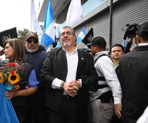 <i>El presidente electo de Guatemala, Bernardo Arévalo (C), saluda a sus seguidores mientras participa en la Marcha por la Democracia para exigir la renuncia de la Fiscal General Consuelo Porras y del fiscal Rafael Curruchiche, acusados de generar una crisis electoral, en la Ciudad de Guatemala el 7 de diciembre. FOTO Johan ORDÓNEZ / AFP</i>