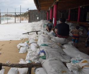 <i>La gente observa el mar antes de la llegada del huracán Hilary al centro turístico de Los Cabos en el estado de Baja California, México, el 18 de agosto de 2023. El huracán Hilary se convirtió en una gran tormenta en el Pacífico el viernes y se esperaba que se intensificara aún más antes de acercarse a la península de Baja California en México. durante el fin de semana, dijeron los meteorólogos. (Foto por ALFREDO ESTRELLA / AFP)</i>