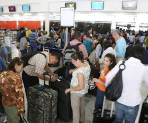 Este fin de semana incrementó el movimiento de viajeros por el aeropuerto sampedrano. Foto: La Prensa