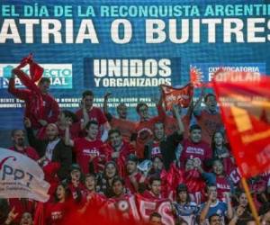 Los buitres africanos, como este buitre moteado o de Ruppell (superior), están amenazados por la caza furtiva, el veneno y el desarrollo urbano.