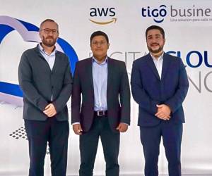 Alfredo Garcia, Director Tigo Business Honduras; Andrés Pachón, Partner Manager AWS; y Héctor Espinal, Gerente de Servicios Gestionados Tigo Business.