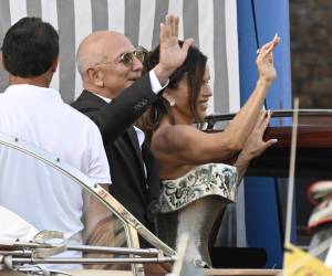 <i>Venecia (Italia), 26/06/2025.- El fundador de Amazon, Jeff Bezos (centro), y su prometida Lauren Sanchez (derecha) saludan a la multitud al salir del Hotel Aman para asistir a una fiesta en Venecia, Italia, el 26 de junio de 2025, el día en que comenzarán las celebraciones de su boda. EFE/EPA/DANIEL DAL ZENNARO</i>