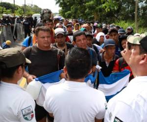 Salvadorean migrants travelling to the US are detained for entering the country illegally during an operation by Mexican police in Metapa, Chiapas State on November 21, 2018. - US troops stationed on the border with Mexico ahead of the expected arrival of a Central American migrant caravans can intervene to quell violence but will be armed only with batons, Defense Minister Jim Mattis said. (Photo by BENJAMIN ALFARO / AFP)