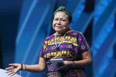 La líder indígena y Nobel de la Paz (1992), Rigoberta Menchú, habla durante el evento México Siglo XXI de la fundación Telmex, en el Auditorio Nacional de la Ciudad de México (México). EFE/ Mario Guzmán
