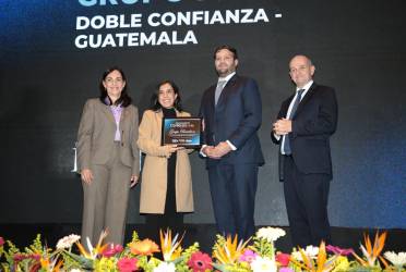 Grupo Pantaleón, Doble Confianza Guatemala. Recibe reconocimiento Sara Cuevas, jefa corporativa de Desarrollo Social y Comunicación. FOTOS JOSÉ CARLOS FLORES / E&amp;N
