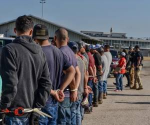 <i>Fotografía cedida por el Servicio de Control de Inmigración y Aduanas (ICE) donde aparecen inmigrantes indocumentados este martes, en el hipódromo Delta Downs, Luisiana (Estados Unidos). El ICE de Estados Unidos anunció este miércoles el arresto de 84 migrantes, incluyendo dos criminales mexicanos, en un operativo en un hipódromo en Luisiana como parte de las redadas en sitios de trabajo. EFE/ICE /</i>