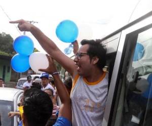 El nicaragüense Yubrank Suazo celebra después de ser liberado de prisión, en Managua el 11 de junio de 2019, día en el que un nuevo grupo de presos de la oposición fueron liberados en virtud de una controvertida nueva ley que otorga amnistía a los manifestantes y policías involucrados en el levantamiento mortal del año pasado contra el presidente Daniel Ortega. (Foto de Maynor Valenzuela / AFP)