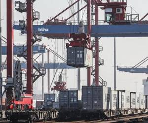 Las estimaciones del FMI, que incluyen el efecto negativo de los aranceles introducidos en el análisis de abril, prevén que el crecimiento del volumen del comercio mundial se desacelere bruscamente. (Foto: EFE)