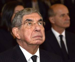 Nobel Peace Prize-winner and former Costa Rican president Oscar Arias Sanchez (1986-1990), (2006-2010) during the funeral of former president Luis Alberto Monge (1982-1986) in the metropolitan cathedral of Sam Jose on December 1, 2016.Luis Alberto Monge -who declared his country's neutrality in armed conflicts- died at age 90 of cardiorespiratory arrest. / AFP PHOTO / EZEQUIEL BECERRA