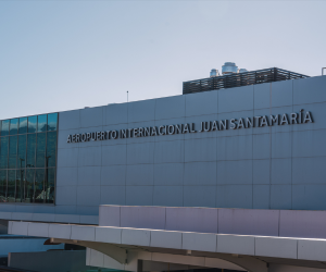 <i>Durante 2025, el Aeropuerto Internacional Juan Santamaría movilizó más de 6,4 millones de pasajeros internacionales. Foto de cortesía</i>