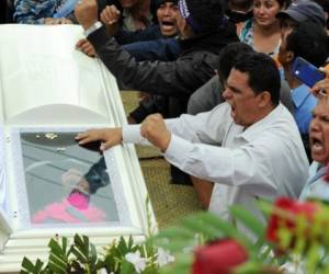 Gustavo Caceres, hermano de Bertha, encabezó la despedida de la activista ambientalista, en La Esperanza, a 200km de Tegucigalpa. (Foto: AFP)