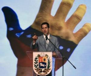 Venezuelan opposition leader and self-proclaimed interim president Juan Guaido gestures as he speaks giving details of what he calls 'Operation Freedom' during a rally with local and regional leaders, in Caracas on March 27, 2019. - Desperation and rage spreads among Venezuelans as the hours pass and the massive blackout that hits the country since Monday is not solved. A new blackout swept across Venezuela on Monday, including much of Caracas, sowing alarm two weeks after a nationwide outage that paralyzed the country. (Photo by YURI CORTEZ / AFP)