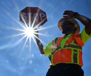 <i>El guardia de tráfico Rai Rogers atiende la esquina de su calle durante un turno de 8 horas bajo el sol abrasador en Las Vegas, Nevada, el 12 de julio de 2023. FOTO Frédéric J. BROWN / AFP</i>