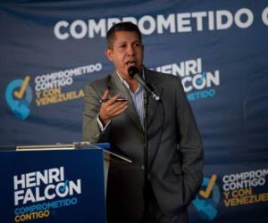 El candidato opositor venezolano Henri Falcon durante la conferencia de prensa donde ofreció que de ganar las elecciones de mayo dolarizará la economía. /AFP PHOTO.