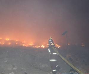<i>El fuego ha provocado una gran cantidad de humo que, debido al viento, ha llegado a varios municipios del país. FOTO @ConredGuatemala</i>