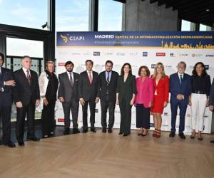 Manuel Muñiz, rector Internacional de IE University y decano de Escuela de Asuntos Globales y Públicos de IE University; Isabel Díaz Ayuso, presidenta de la Comunidad de Madrid, y Núria Vilanova, presidenta de CEAPI, junto a participantes del foro empresarial.