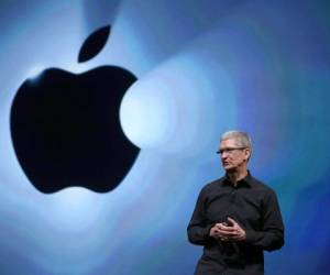 El iPhone está empezando a reducir el dominio de Android en los mercados en desarrollo y el consejero delegado de Apple, Tim Cook, confía en que espera un futuro con más ganancias todavía. (Photo by Justin Sullivan/Getty Images)