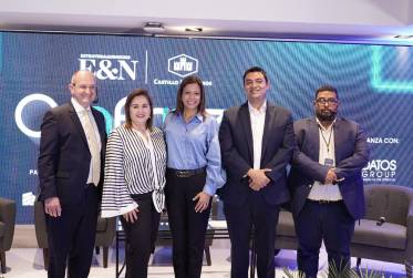 <i>Laura Moreno, vicepresidenta de Relaciones Corporativas, Sostenibilidad y Mercadeo de BAC Costa Rica; Gabriela Roca, directora de Asuntos Corporativos y Sostenibilidad de Grupo AG y Diego Sibrián, director Regional de Mercadeo de Claro Centroamérica</i>​​​​. En los extremos Luis Maturén, CEO de DATOS Group y José A. Barrera, editor Estrategia &amp; Negocios.