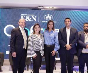 <i>Laura Moreno, vicepresidenta de Relaciones Corporativas, Sostenibilidad y Mercadeo de BAC Costa Rica; Gabriela Roca, directora de Asuntos Corporativos y Sostenibilidad de Grupo AG y Diego Sibrián, director Regional de Mercadeo de Claro Centroamérica</i>​​​​. En los extremos Luis Maturén, CEO de DATOS Group y José A. Barrera, editor Estrategia &amp; Negocios.